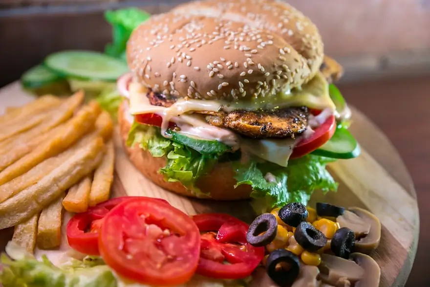 Papas fritas y hamburguesa recién servidas