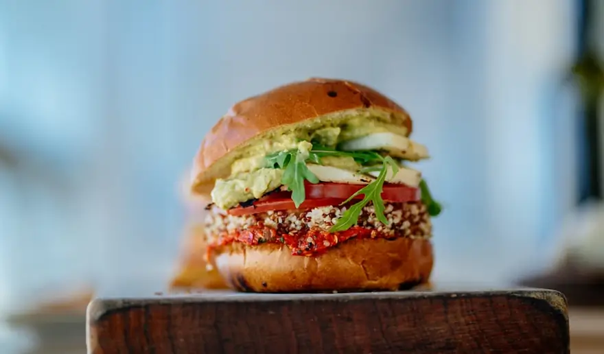 Combo de hamburguesa con bebida para delivery